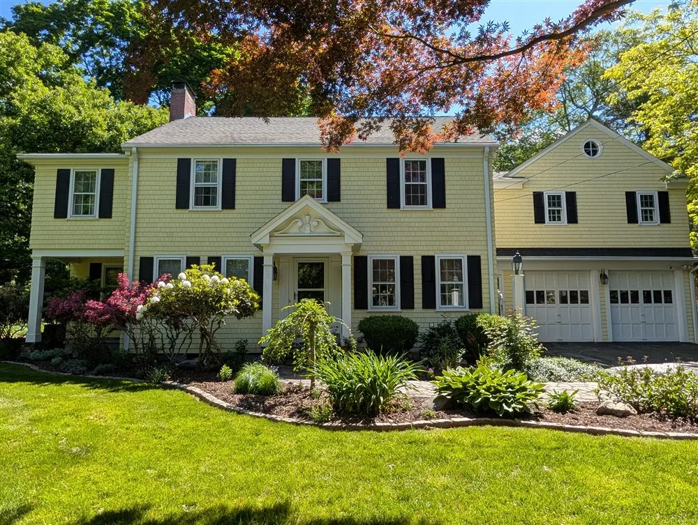Freshly washed house and siding in Madison, CT
