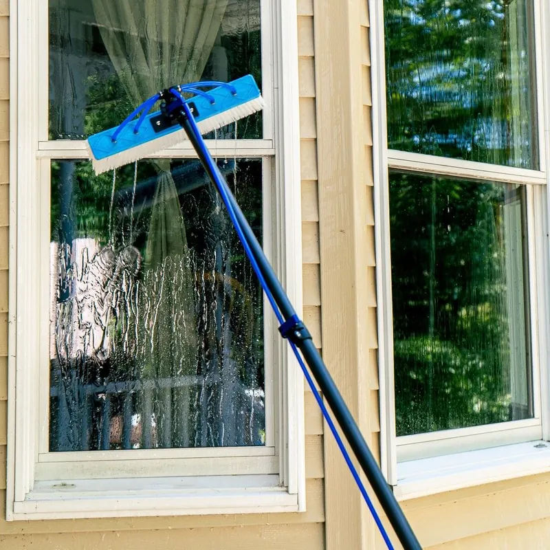 Water-fed window cleaning brush washing exterior glass